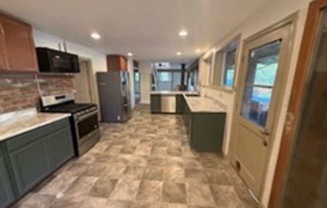 3BED2BATH - NEWLY REMODELED WITH 3,000+ sq. ft. SHOP GARAGE, LARGE YARD, WASHER/DRYER HOOKUPS