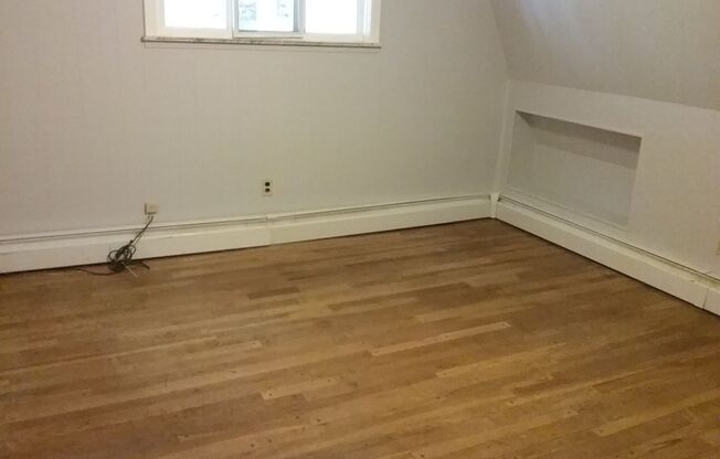 2-bedroom 1st floor apartment for rent in Oakmont