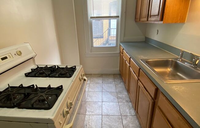 2 beds, 1 bath, $1,155, Unit Apt 3