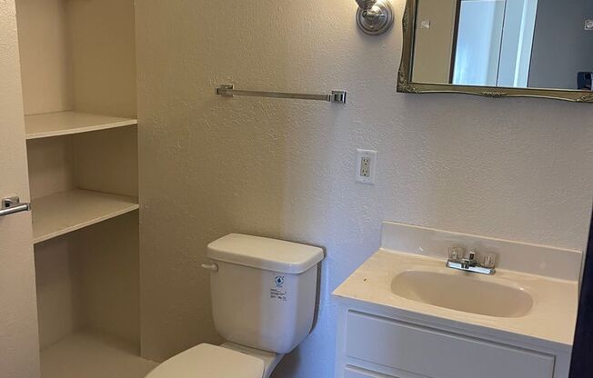 2 beds, 1 bath, 700 sqft, $1,100, Unit 9