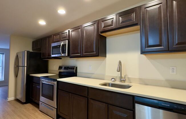 2 beds, 1 bath, 913 sqft, $1,299, Unit 411 Unit 204