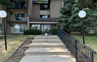 Move in ready! 1 bedroom condo in Roseville!