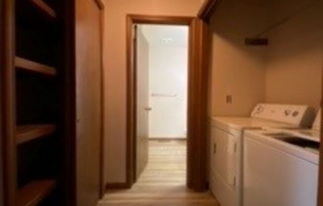 2 beds, 1 bath, $850, Unit Apt A