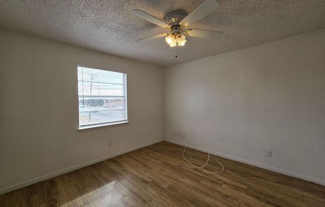 2 beds, 1 bath, $695, Unit 1701 Kirk Avenue - 3