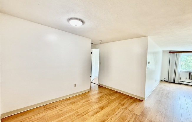 1 bed, 1 bath, 999 sqft, $1,900, Unit 4L