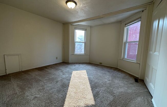 Stunning One Bedroom in Oakland! Second Floor Unit, Ample Natural Light & More!! Call Today!