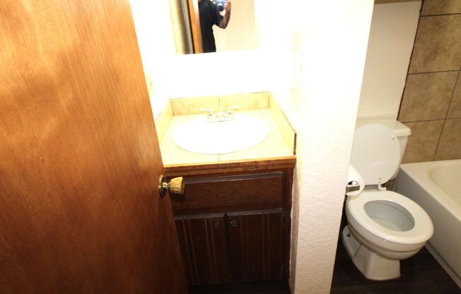 2 beds, 1 bath, 850 sqft, $850, Unit 11B