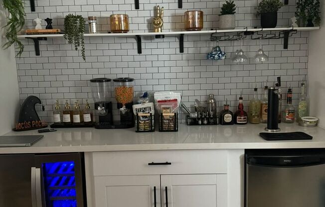 2 beds, 1.5 baths, 850 sqft, $1,597, Unit 12