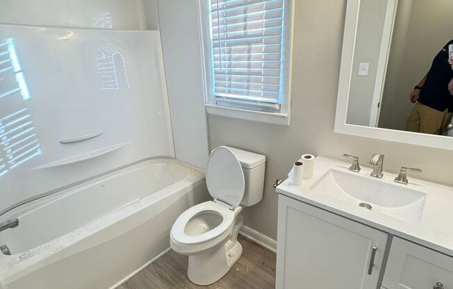 1 bed, 1 bath, 615 sqft, $1,050, Unit 821 Oakwood Villa