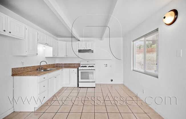 Charming Downstairs 2 Bed/1 Bath Unit With Front Lake View!