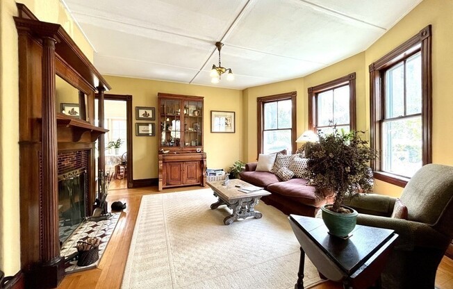 4 beds, 2.5 baths, 2,453 sqft, $5,600