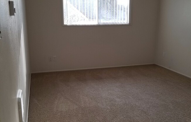 2 beds, 1 bath, 810 sqft, $1,550, Unit 07*