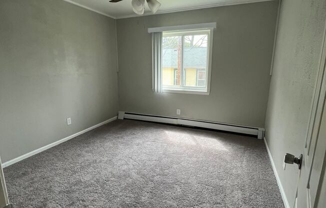 2 beds, 1 bath, $990, Unit 202