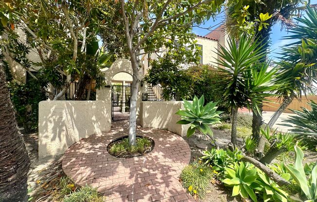 Beautiful 2 bedroom Condo off Adams Ave with Parking and Laundry!