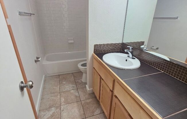 2 beds, 1 bath, 900 sqft, $1,045, Unit ELP2202-335