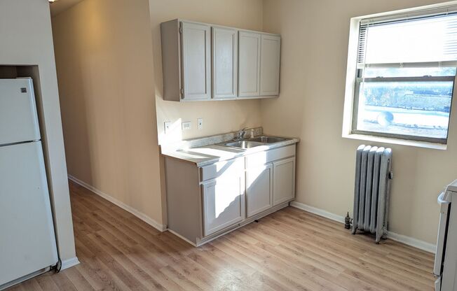 3 beds, 1 bath, 1,200 sqft, $1,195, Unit 4031-3