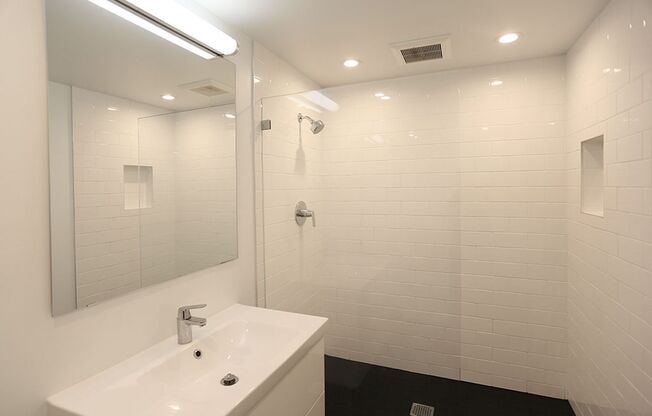 2 beds, 1 bath, $3,395, Unit 1915A Divisadero