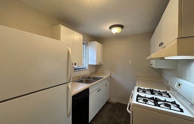 2 beds, 1 bath, 1,147 sqft, $950, Unit 411 - C BT