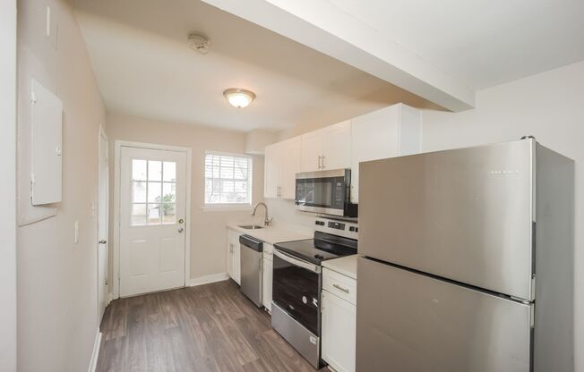 2 beds, 1.5 baths, 1,100 sqft, $1,299, Unit C11