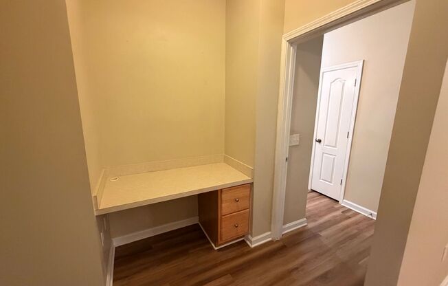 2/2 Oakleaf Townhome! Amenities! Garage Parking!