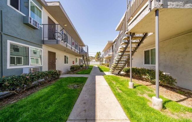 3 beds, 2 baths, 1,200 sqft, $2,900, Unit 633-35