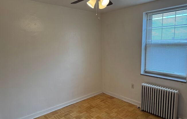 3 beds, 1 bath, 800 sqft, $2,075, Unit 410C