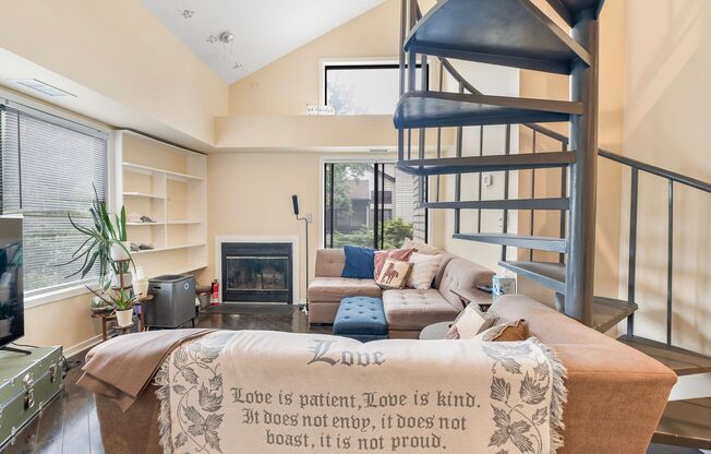 Lovely 1 BR/1 BA Loft-Style Condo in Montgomery Village!