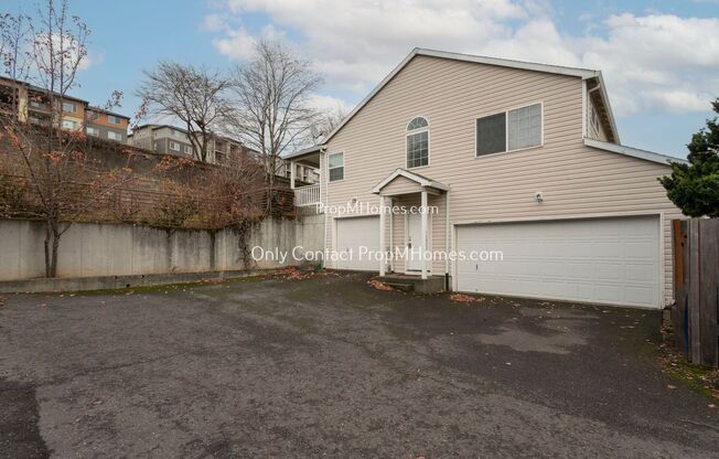 Charming Condo in Prime Clackamas/Happy Valley Location Near Shops & Parks!