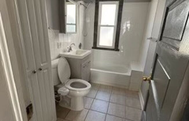 2 beds, 1 bath, $2,000, Unit 2