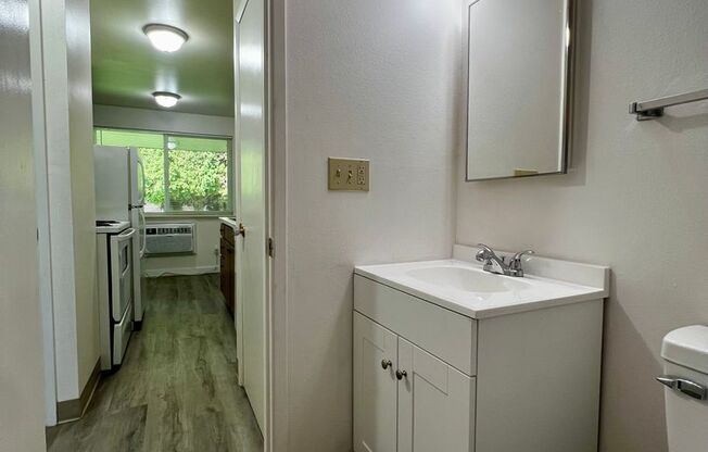 1 bed, 1 bath, $925, Unit H