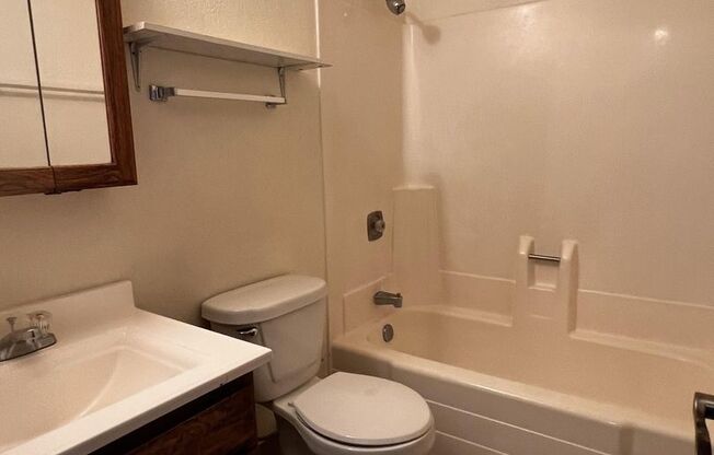 2 beds, 1 bath, $1,025