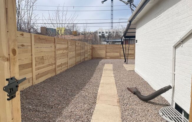 Gorgeous remodeled 2 bedroom in Triplex!