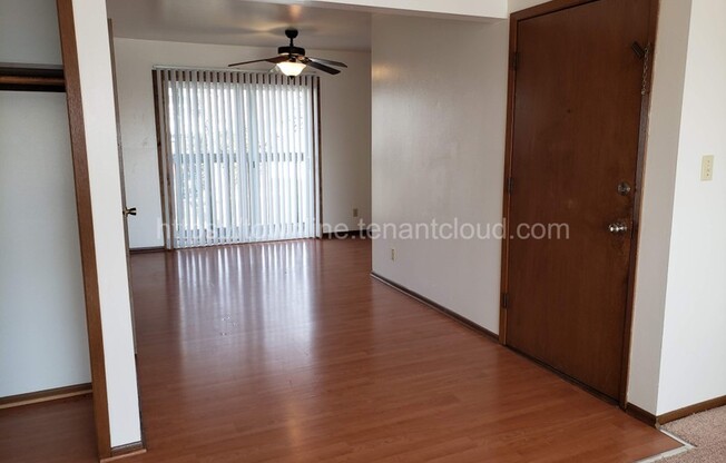 1404 E SUNSET DR