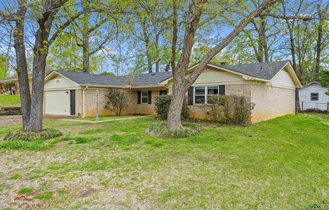 3/2 SHISD FENCED YARD PET FRIENDLY