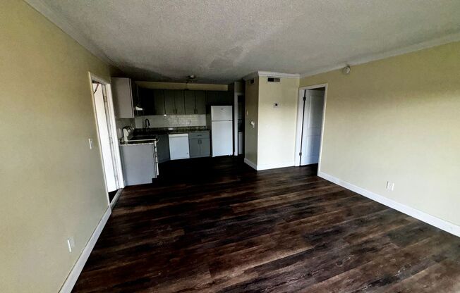 1 Bedroom 2nd Floor Condo in East Orlando with Laminate Flooring and Scenic Balcony View!