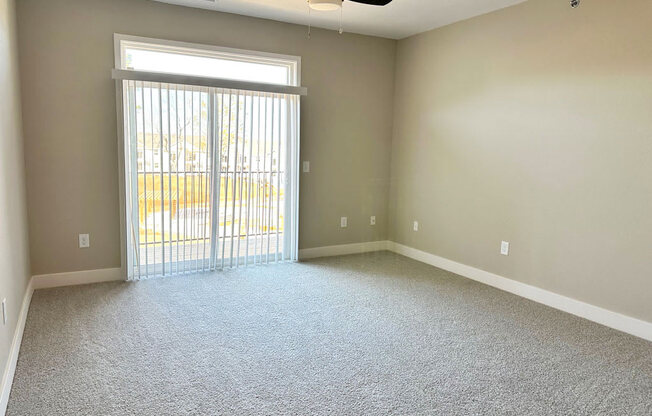 living room with 9' ceiling and a ceiling fan  at Signature Pointe Apartment Homes, Athens, 35611