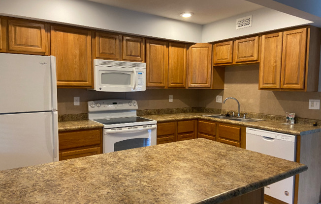 814 SANDTREE DR