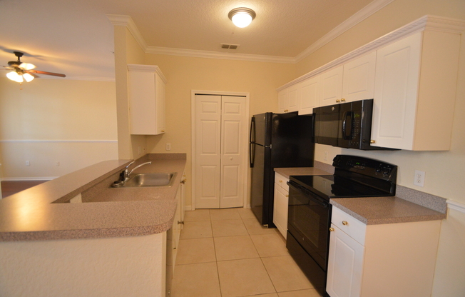 ALTAMONTE SPRINGS:Gated community, Ground Floor Unit! AVAILABLE APRIL 15th!