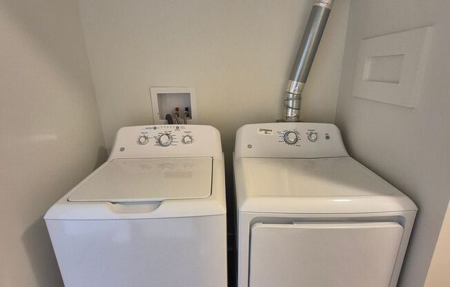 2 beds, 1 bath, 750 sqft, $2,190, Unit 5641 Hobart St. #B1