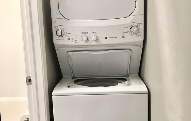 2 beds, 1 bath, $1,095, Unit Unit B