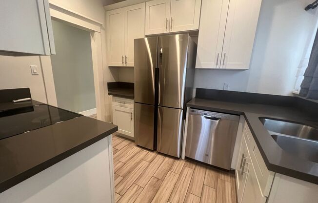 1 bed, 1 bath, 1,250 sqft, $2,200, Unit 723 E 1st St. + Parking1