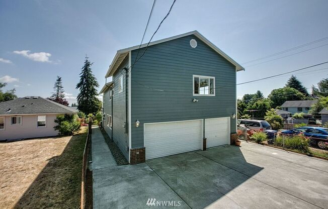 5 beds, 3.5 baths, $3,900