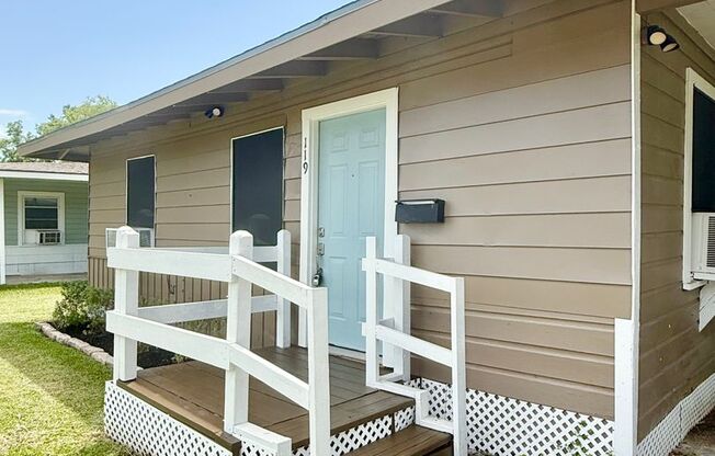 Adorable 2/1 Cottage near Downtown Lake Jackson!,