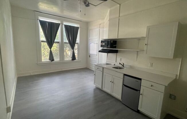 Studio, 1 bath, 200 sqft, $1,275, Unit 200