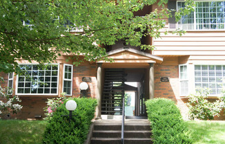 Adorable 2 Bed in the Heart of Irvington Ready Now!