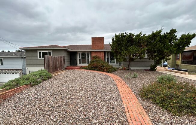 5 Bedroom, 3 Bath in College Area!!