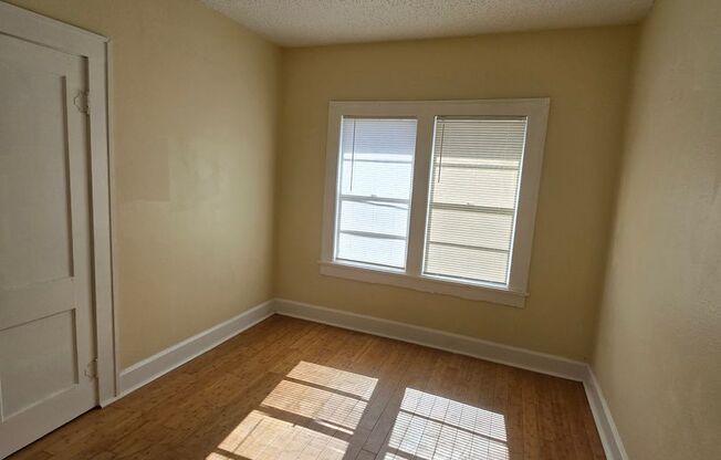 Nice 2 Bedroom & Large extra room that you can make into a 3rd bedroom Great Location-Near Downtown St Petersburg