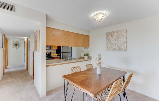 2 beds, 2 baths, 870 sqft, $1,735, Unit 10-112