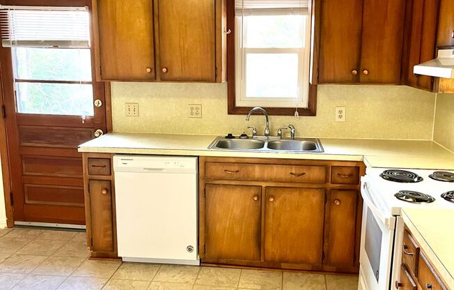 2 beds, 1 bath, 903 sqft, $1,170, Unit J-4