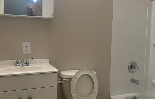 Studio, 1 bath, 700 sqft, $995, Unit 409